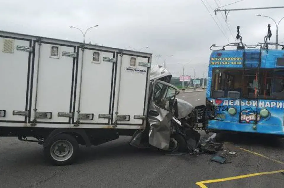 Пры аварыі з удзелам тралейбуса ў Мінску пацярпела 12-гадовая дзяўчынка