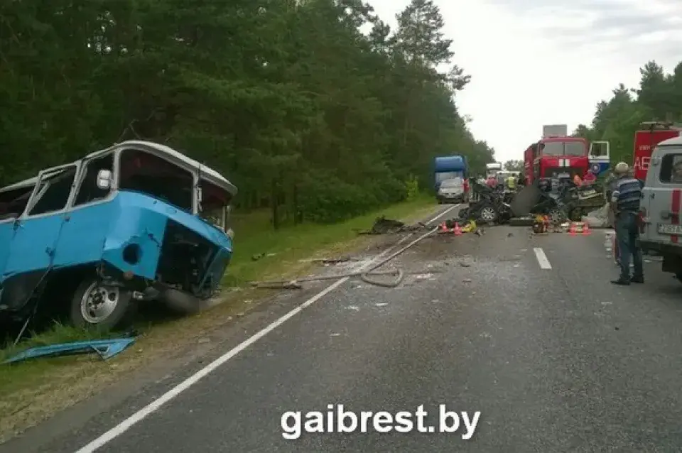 Страшная аўтааварыя пад Пінскам: два чалавекі загінулі, пяць пацярпелі (фота)