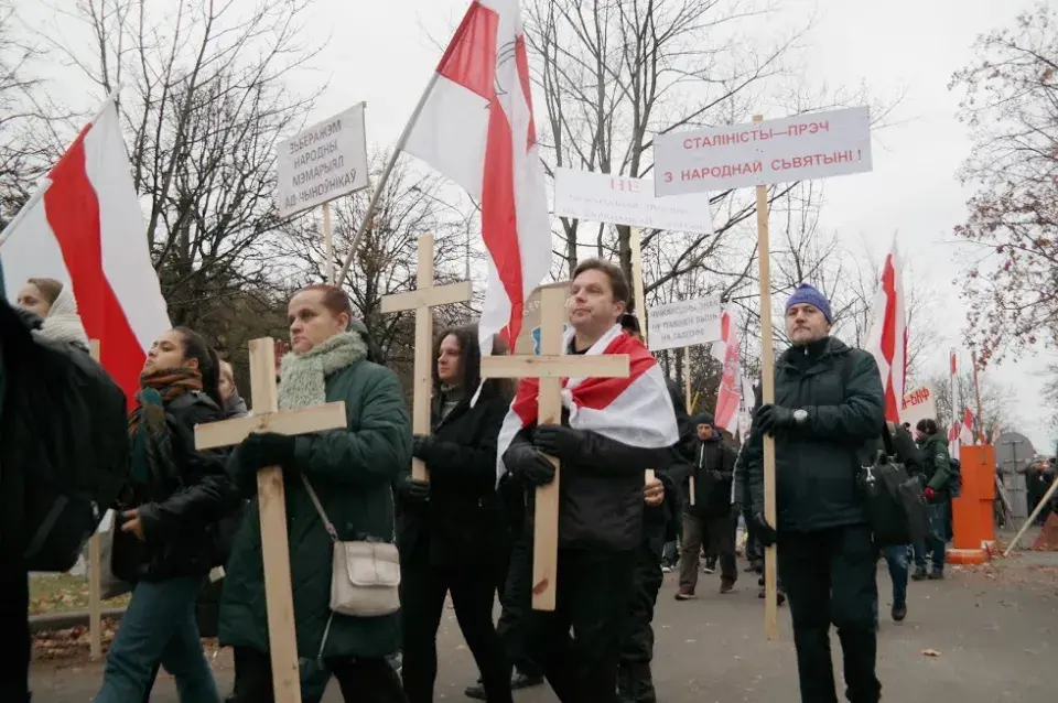 Дзяды: у шэсці ў Курапаты паўдзельнічалі каля 200 чалавек (фота)