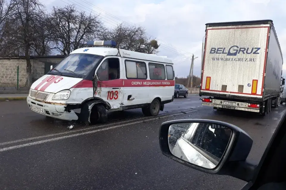 У Гродне хуткая трапіла пад фуру (фота)