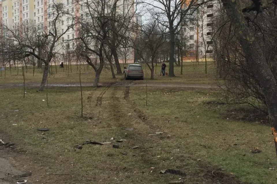 У сталіцы BMW пратараніў металічную агароджу і выехаў на тратуар (фота)