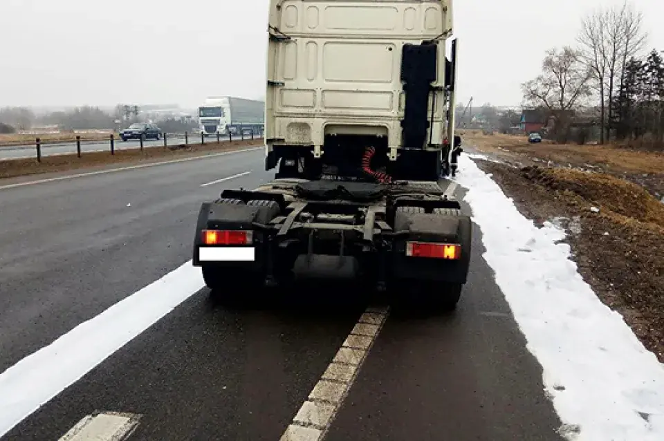 Пад Барысавам на трасе М-1 гарэла фура з прычэпам