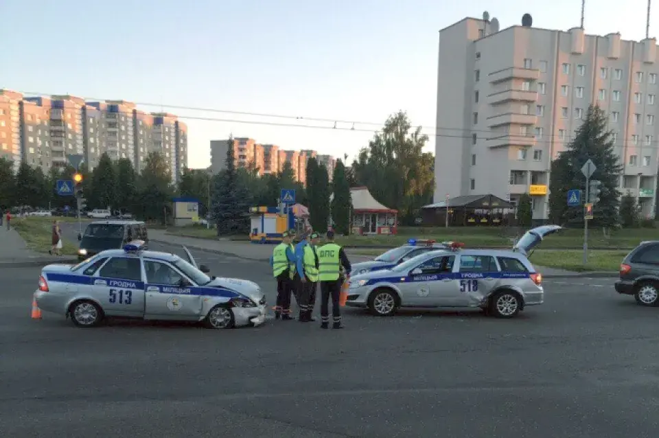 У Гродна падчас пагоні сутыкнуліся два аўтамабілі ДАІ (фота)