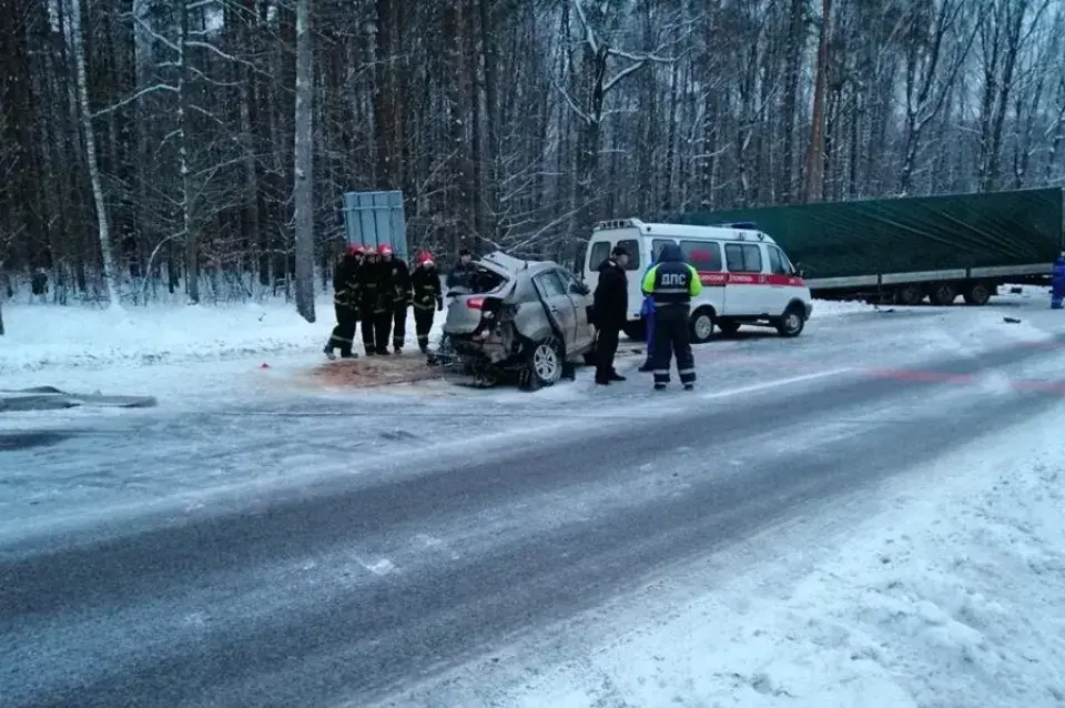 Легкавік на Гомельшчыне ўлабавую ўрэзаўся ў фуру, загінулі два чалавекі