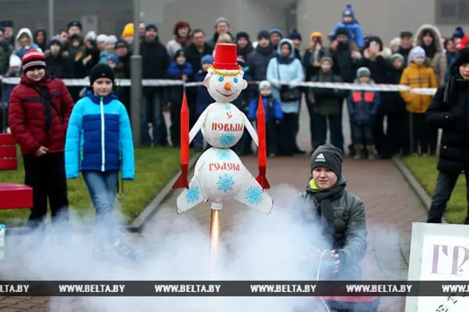 У Гродне ў неба запусцілі ялінку, снегавіка, Дзеда Мароза