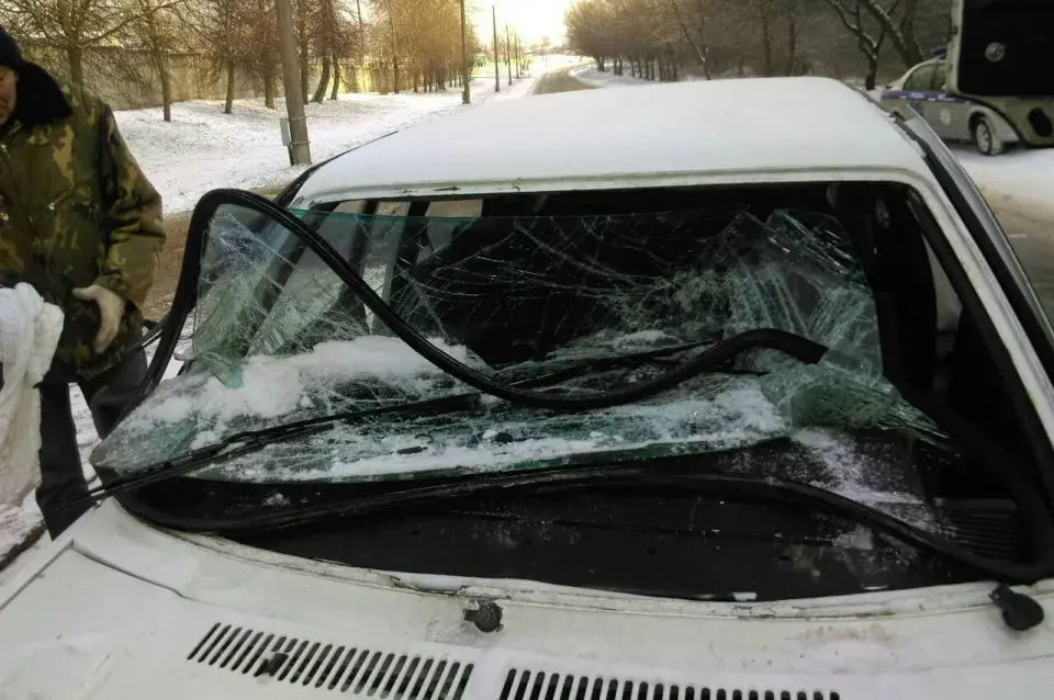 У Гродне трактар на сустрэчцы заехаў каўшом у салон легкавіка