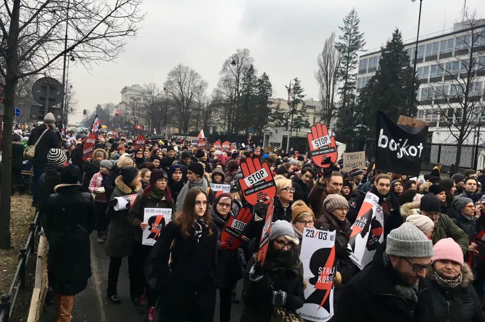 “Чорная пятніца” ў Варшаве, жанчыны выйшлі на вуліцы (фота)