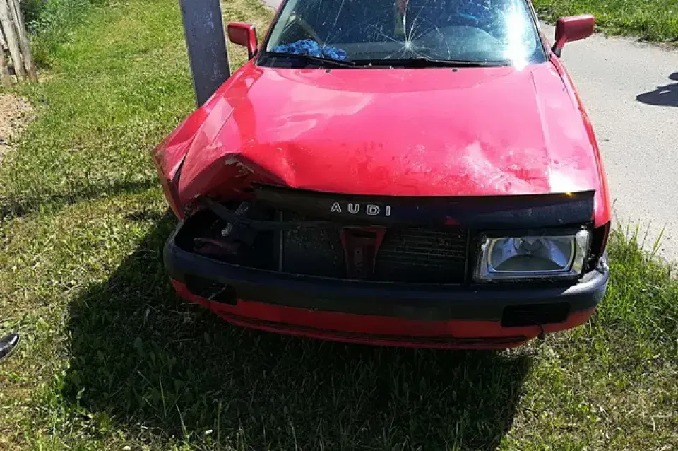 П'яны кіроўца на Audi сутыкнуўся з возам, возчык загінуў, у каня зламаныя ногі