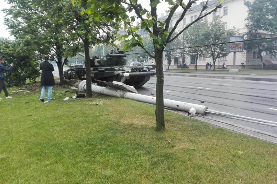 У Мінску падчас генеральнай рэпетыцыі параду танк знёс слуп (фота)