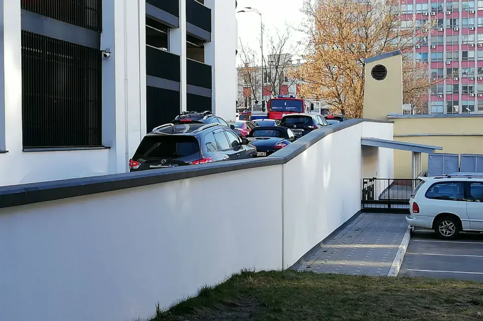 У Мінску на паркінгу гандлёвага цэнтру Galleria гарэў аўтамабіль (фота, відэа)