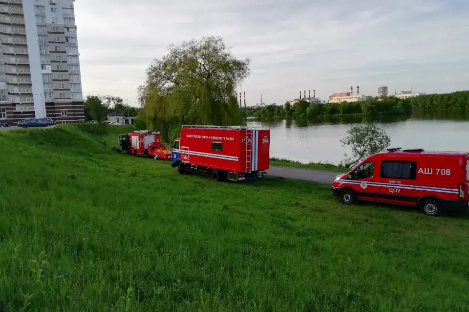 У цэнтры Мінска ў Свіслач злілі смярдзючую субстанцыю, яе не прыбіраюць два дні