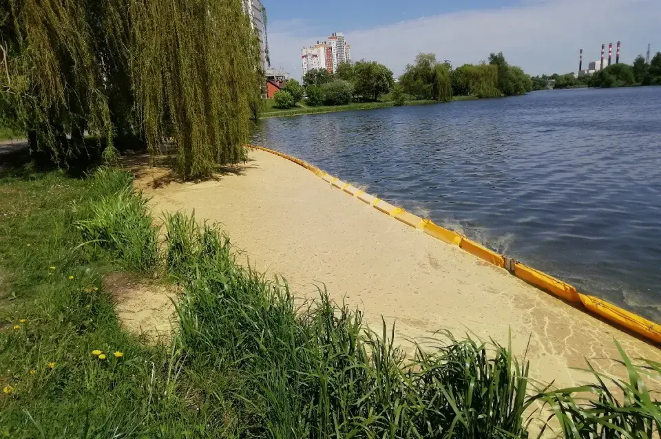 У цэнтры Мінска ў Свіслач злілі смярдзючую субстанцыю, яе не прыбіраюць два дні