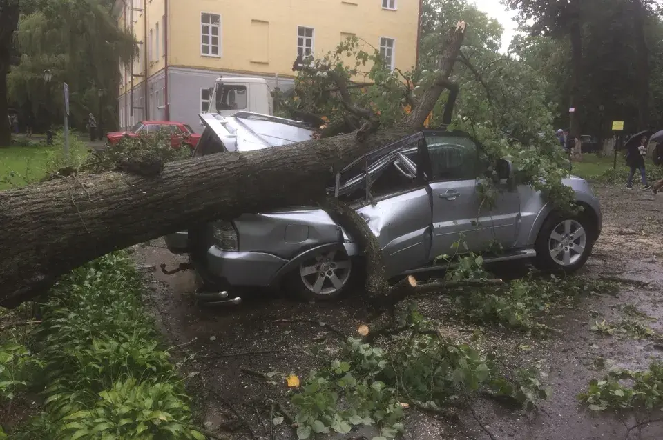 У Горках моцны вецер пашкодзіў дах раённай бальніцы (фота)