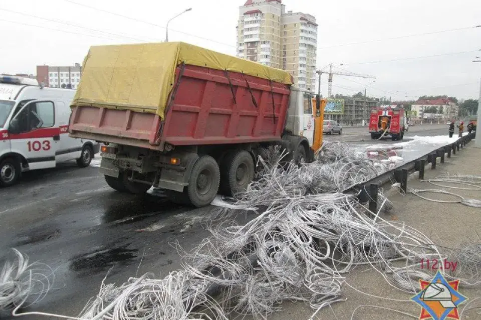 У Віцебску на мосце перакуліўся грузавік, разлілося дызельнае паліва (фота)