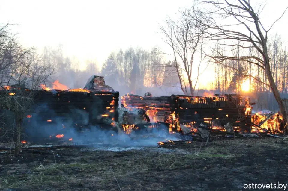 Каля Астраўца ледзь не згарэла вёска, ратавальнікаў выклікала жыхарка Літвы