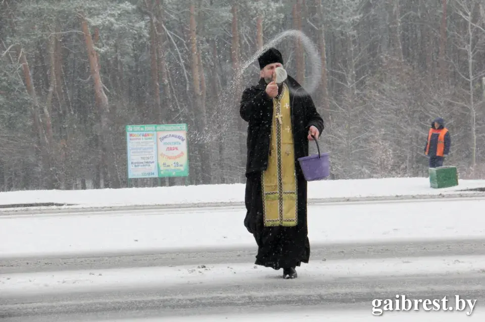 У Брэсце святар акрапіў пешаходныя пераходы, ён робіць гэта штогод (фота)