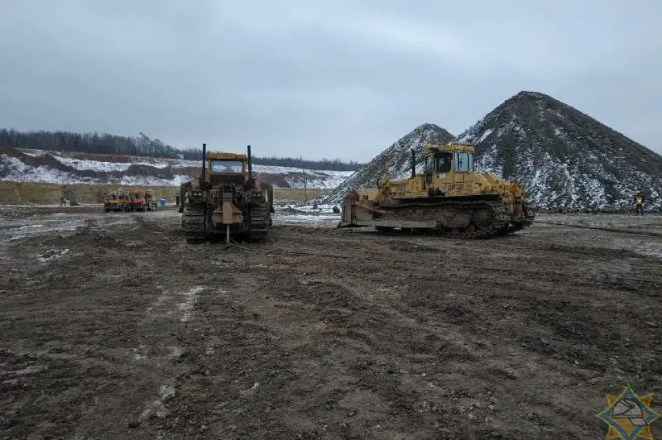 У Віцебскім раёне ратавалі БелАЗ, які патануў у кар'еры