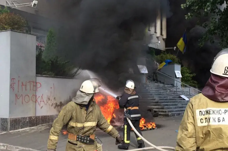 У Кіеве падпалілі будынак тэлеканала "Інтэр" (фота, відэа)