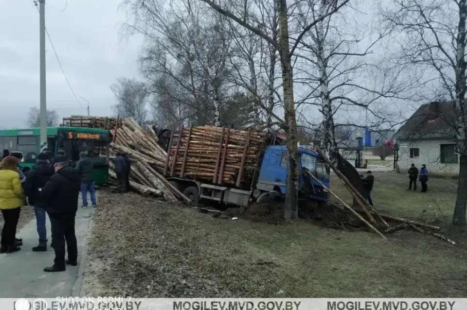 У Асіповічах сутыкнуліся лесавоз і аўтобус, ёсць пацярпелыя