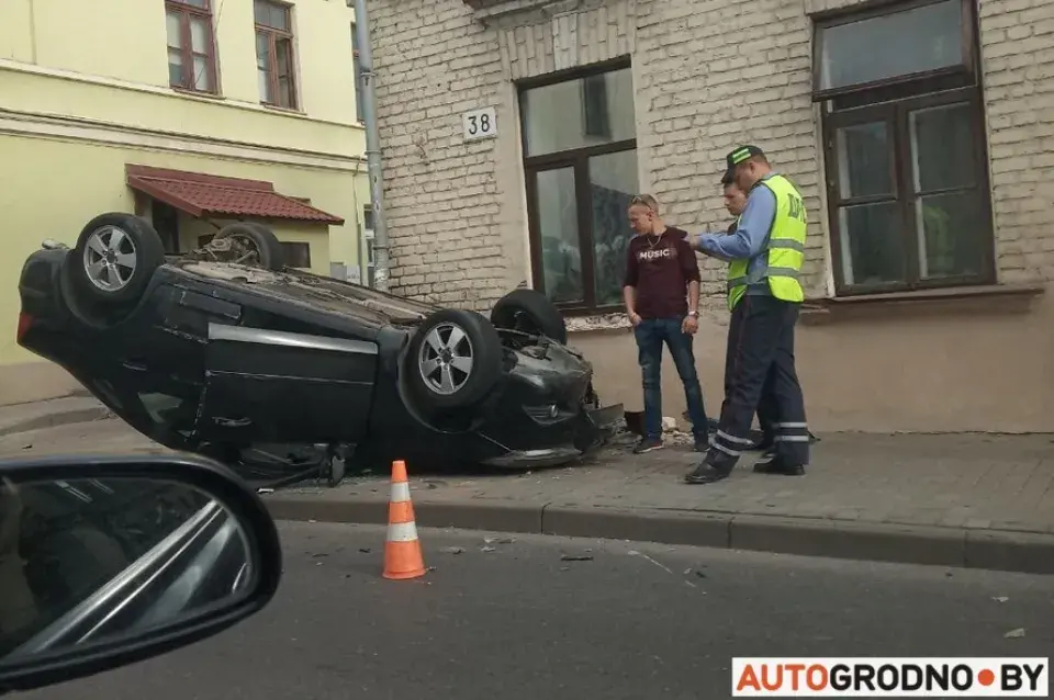 З'явілася відэа, як у цэнтры Гродна Ford абганяў аўтобус і перакуліўся