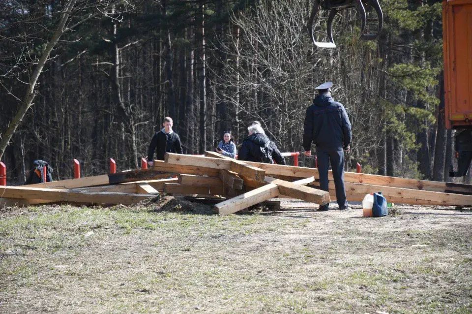 Затрыманні ў Курапатах: міліцыя хапае людзей, якія абараняюць крыжы (фота)