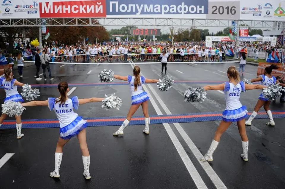 Штурмавік, нявеста і Ленін: хто прабег Мінскі паўмарафон? (фота)