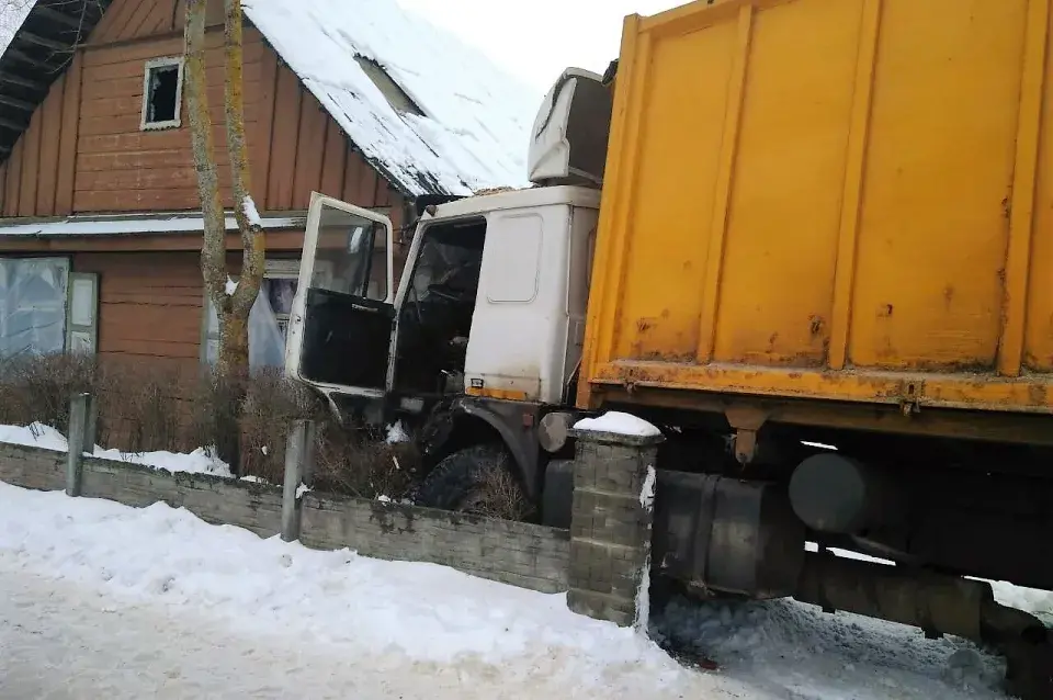 У вёсцы пад Гродна грузавік МАЗ урэзаўся ў жылы дом