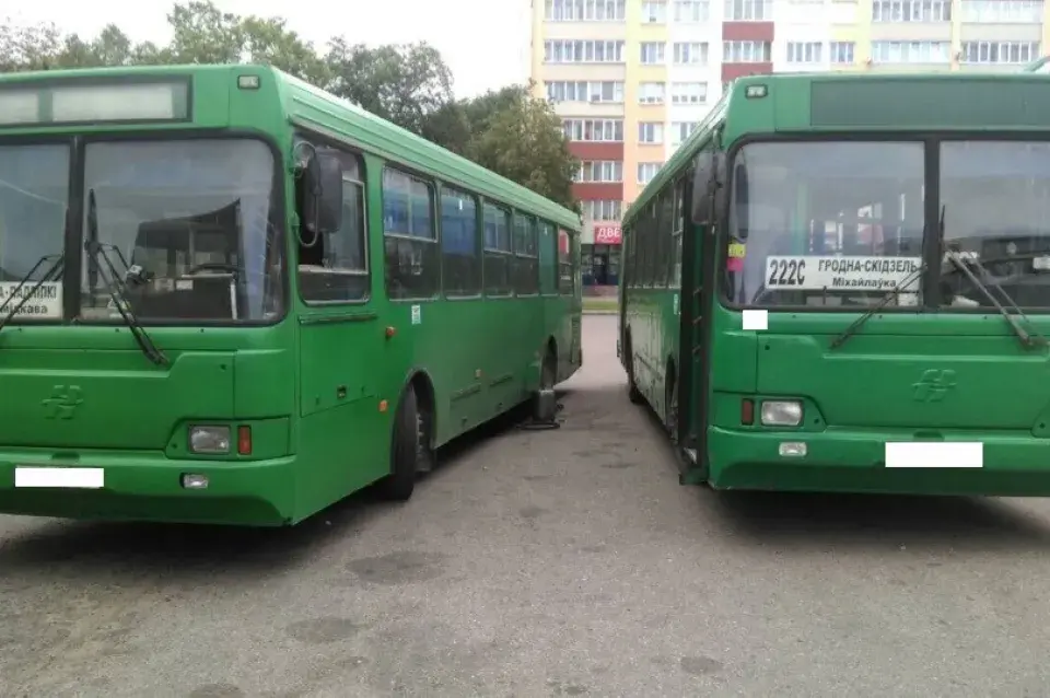 Кіроўцы злівалі паліва з аўтобусаў проста на вакзале