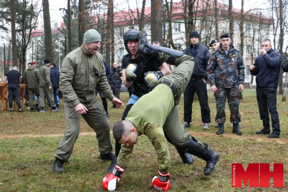 Кроў на твары мінскага амапаўца: сілавікі змагаліся за чорны берэт