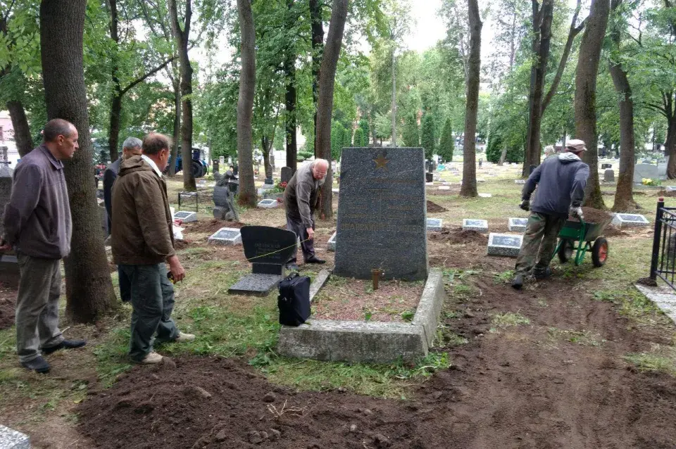 "Гэтым хіба што кароў агароджваць”. Як акультурваюць Вайсковыя могілкі ў Мінску