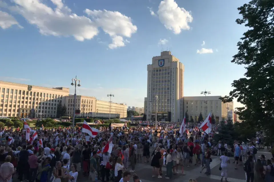 На плошчы Незалежнасці ў Мінску зноў сабраліся людзі. Стрым