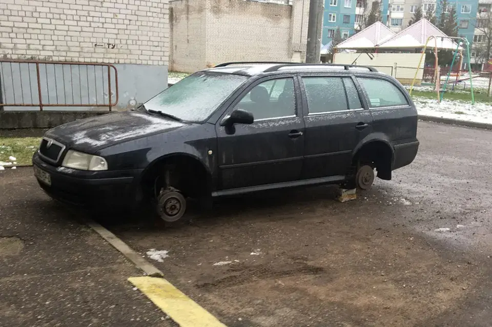 У Гродне хуліганы прабілі колы ў 20 аўтамабіляў (фота) 