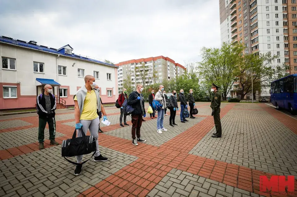 Мінскіх прызыўнікоў адправілі ў войска ў масках і пальчатках