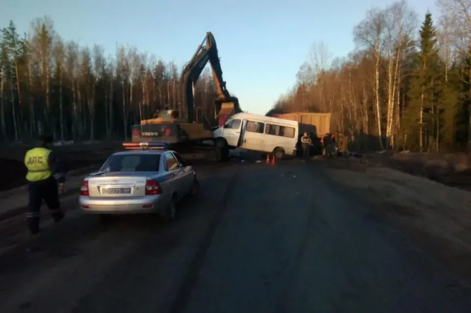 Пад Псковам экскаватар урэзаўся ў мікрааўтобус з беларусамі