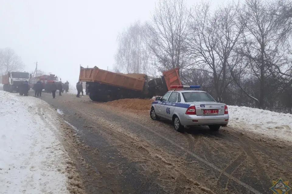 Пад Рагачовам улабавую сутыкнуліся два МАЗы (фота, відэа)
