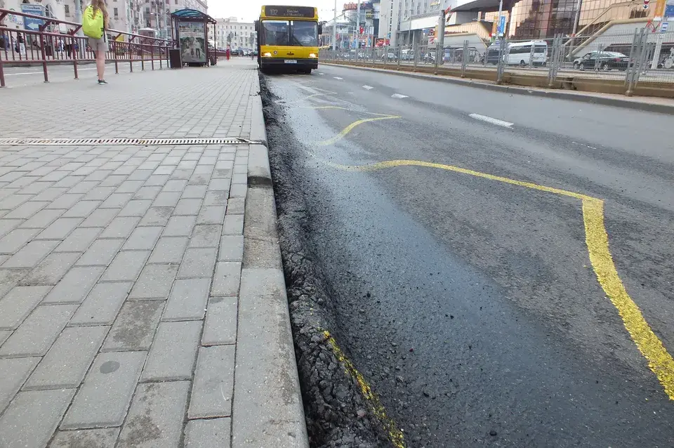 Ля мінскага вакзала ад спёкі “плыве” дарожная разметка