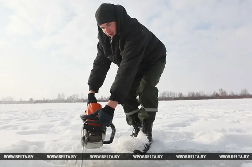 У Гомельскай вобласці рыбу ў рэках ратуюць ад кіслароднага галадання (фота)