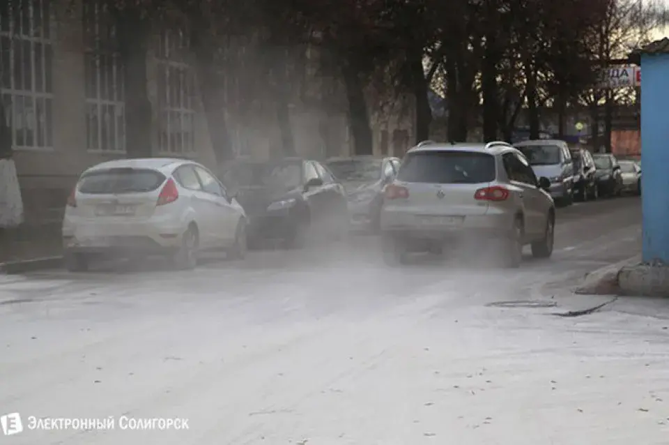 У Салігорску вуліцу засыпала мукой (фота)