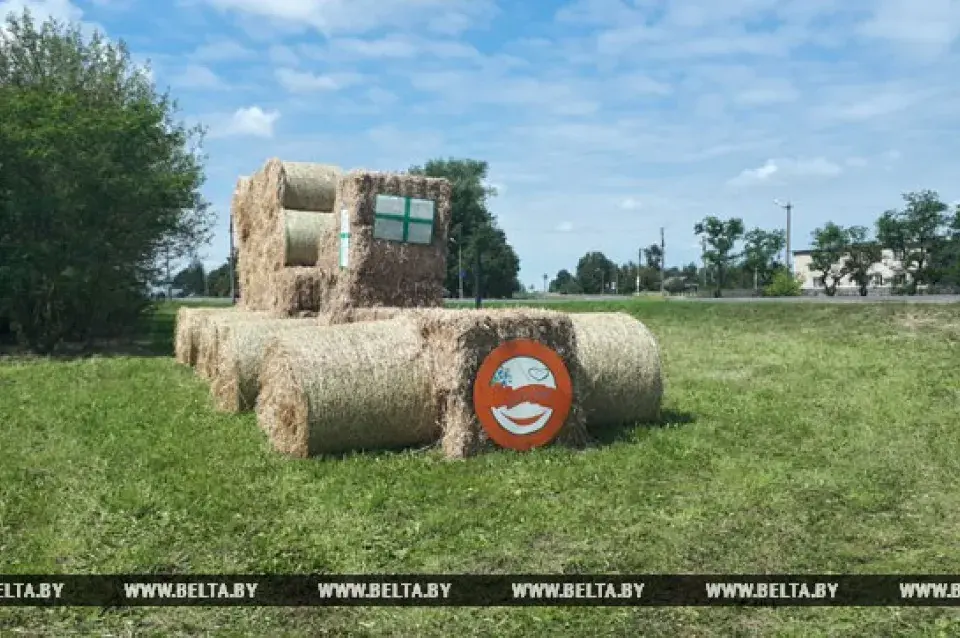 Фотафакт: У Слуцкім раёне зрабілі трактар і камбайн з саломы