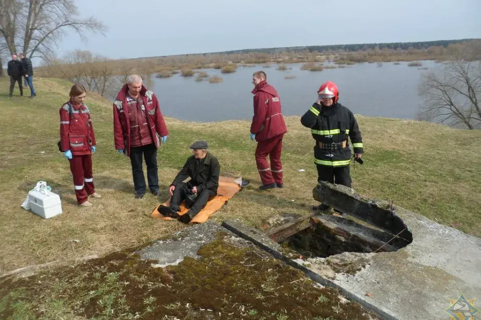 У Жлобіне ратавалі мужчыну, які трапіў у “палон” у трохметровай яме з бутэлькамі