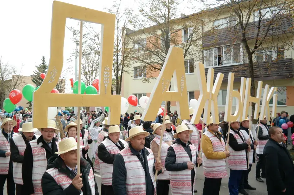 Залатыя людзі і конь з бульбы. Як Мядзел прымае абласныя "Дажынкі" (шмат фота)