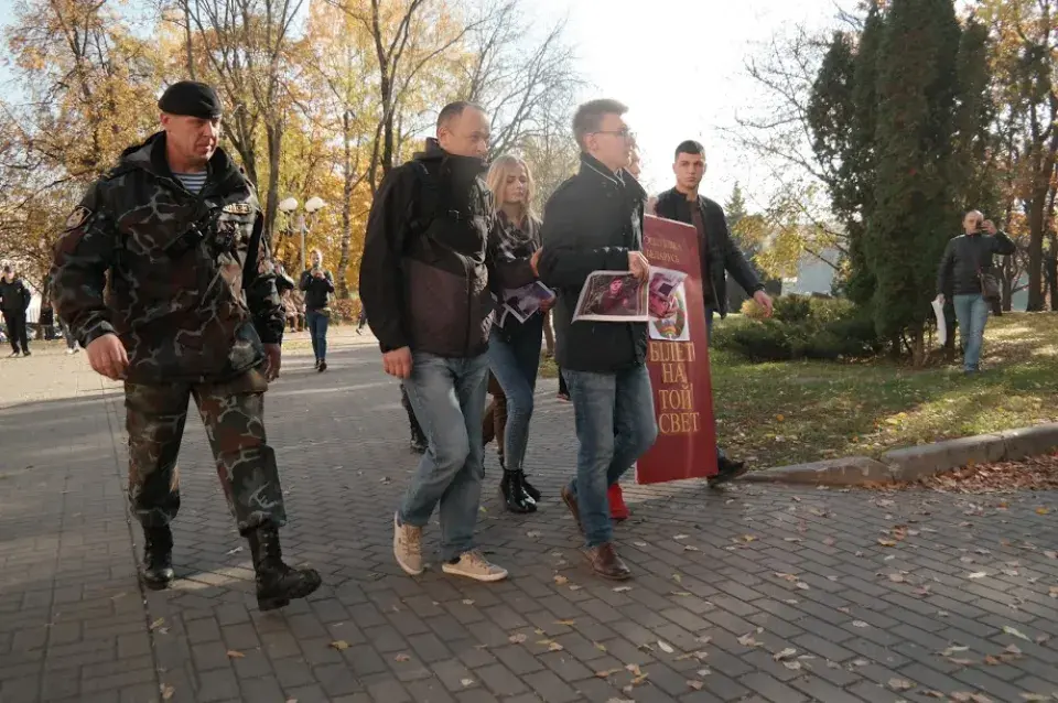 Акцыя "Моладзі БНФ" працягвалася некалькі секунд, актывістаў затрымалі (фота)