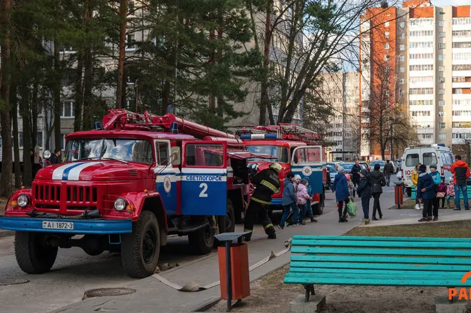 У светлагорскай кватэры загарэўся гіраскутар, пастаўлены на зарадку (фота)