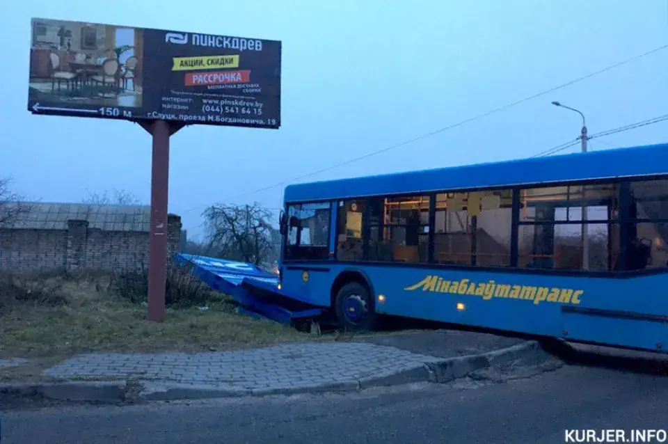 Пасажырскі аўтобус у Слуцку знёс табло аўтазапраўкі