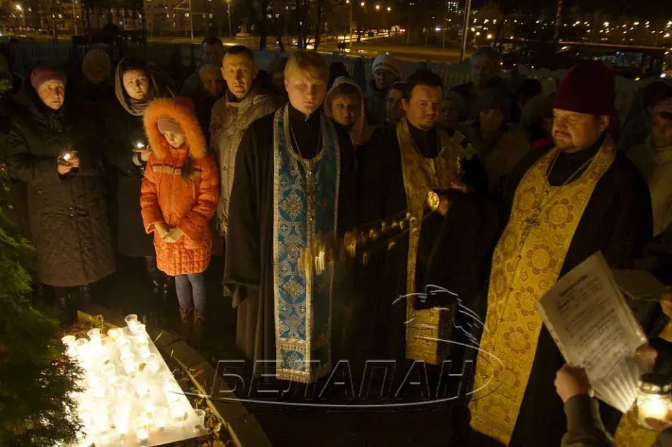 У Гомелі згадалі ахвяраў парыжскіх тэрактаў і крушэння расійскага самалёта. Фота