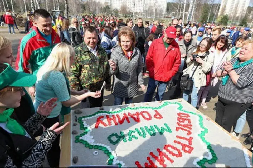 Марыяна Шчоткіна фарбавала лавачкі ў Парку камянёў у Мінску