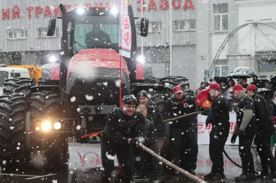 У Мінску паставілі сусветны рэкорд па буксіроўцы трактара канатам (фота)