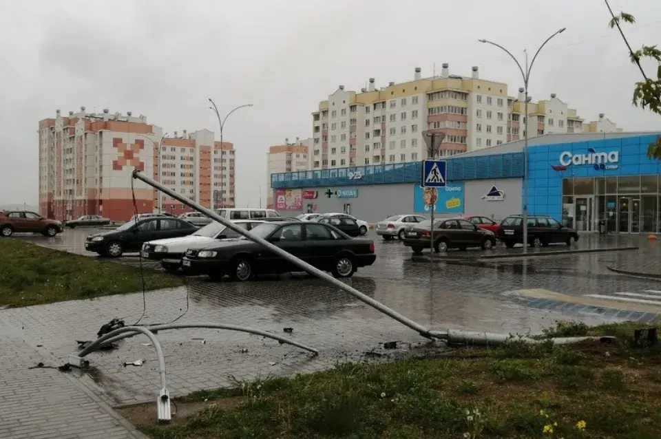 У Гродне мужчына на Peugeot атакаваў аўтамабілі і асвятляльныя мачты