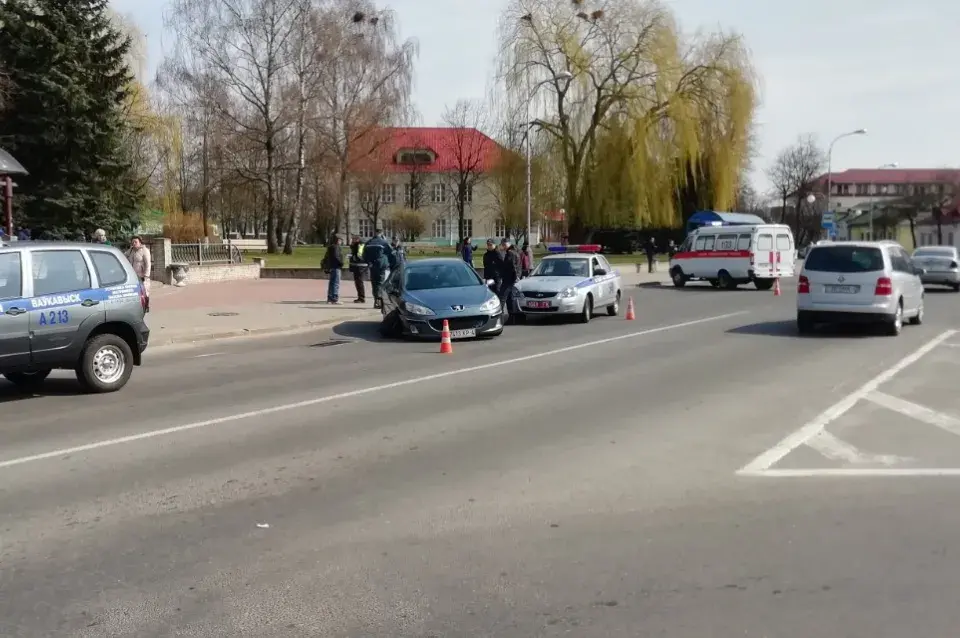 Аўтамабіль у Ваўкавыску заехаў у людзей на прыпынку (фота, відэа)