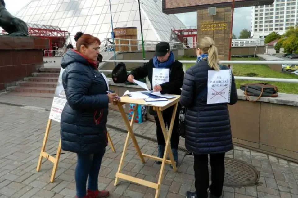 Мужчына напаў на выбарчы пікет у Віцебску за надпіс "Не — расійскай акупацыі!"